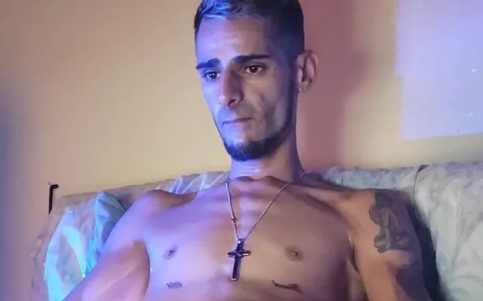 AlexxBlackk: In this video you can see me masturbating very well