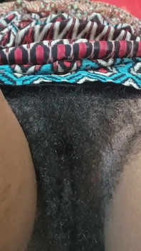 Vyvrcholení na sexy milfku s přírodní chlupatou kundičkou