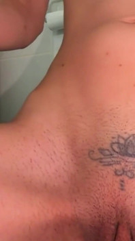 Stiefmoeder plast op haar hakken en vult hoge hakken met erin en neemt een gouden douche