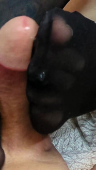Intymna footjob uchwycona w Jedwabistej bieliźnie