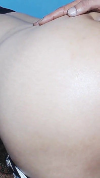 Sexo anal de gordita india blanca con una gran polla del pobre hombre del pueblo que la folló en perrito