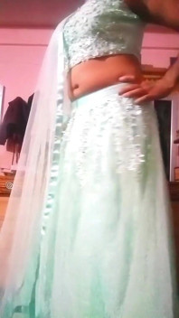 Travestito gay indiano in lehanga blu