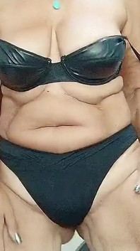 Osamělá hostitelka v kuchyni ukazuje krásu svého starého sexy těla před webovou kamerou