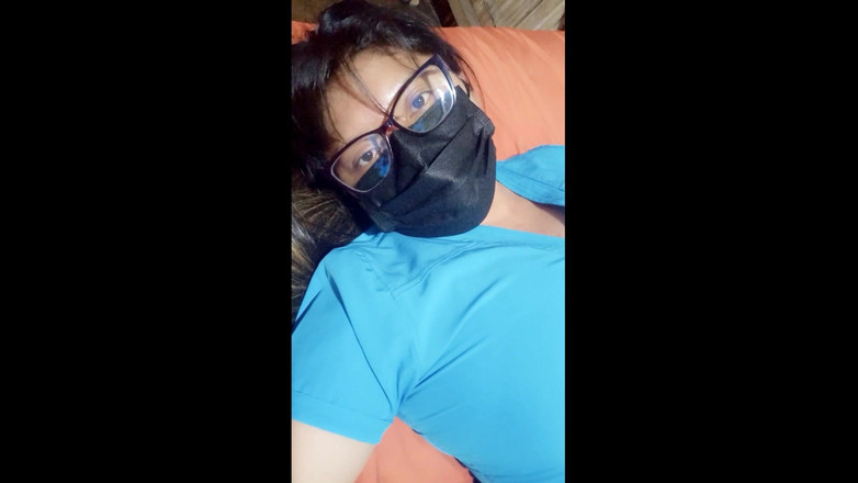 Martin13: 独家！！热辣的护士在办公室里自慰，这个荡妇是独一无二的