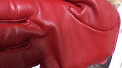 Lady Victoria Valente: Menghidu sengit pada sarung tangan kulit merah saya, Lady Victoria...