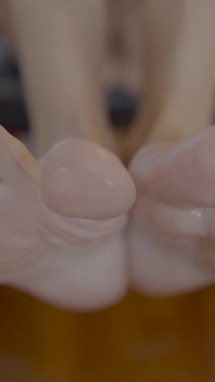 Madura rubia milf empapa sus pies en mear