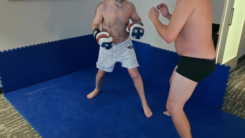 Combat and fetish: Boksuitdaging in een hotelkamer - Little Bear vs Jobber