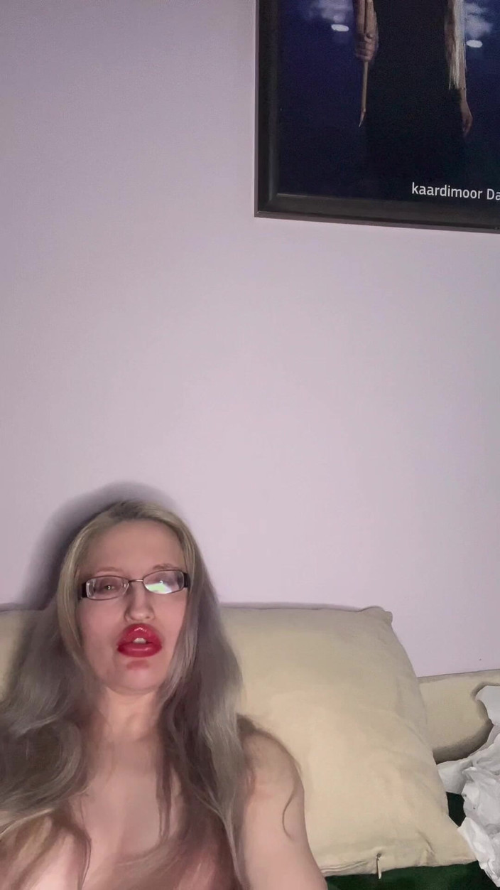 FinDom Goaldigger: Tjocka glasögon pratar avsugning och naken dans