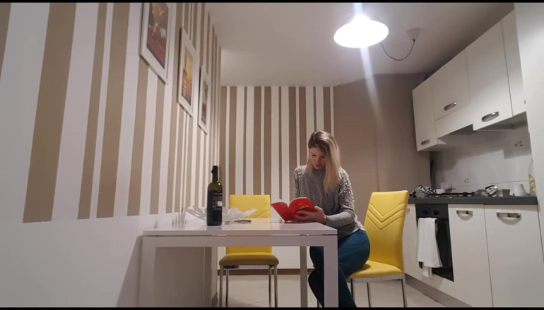 Erotic Tanya: Menina lendo e peidando duro