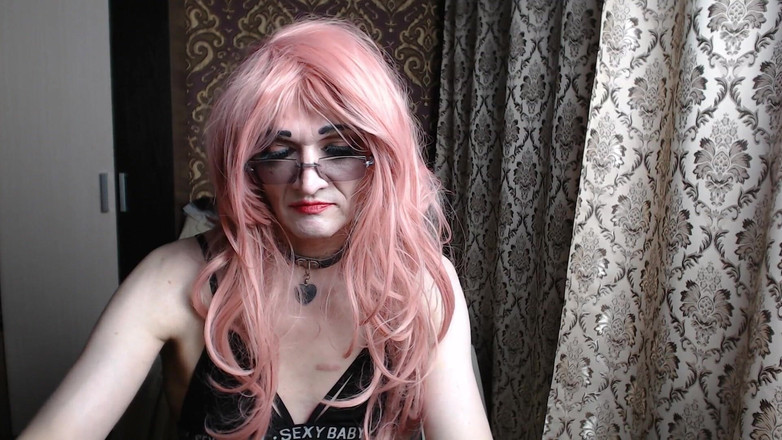 violet_bisex: Seorang waria, gadis nakal dengan gaun pembantu, merekam dirinya sendiri...