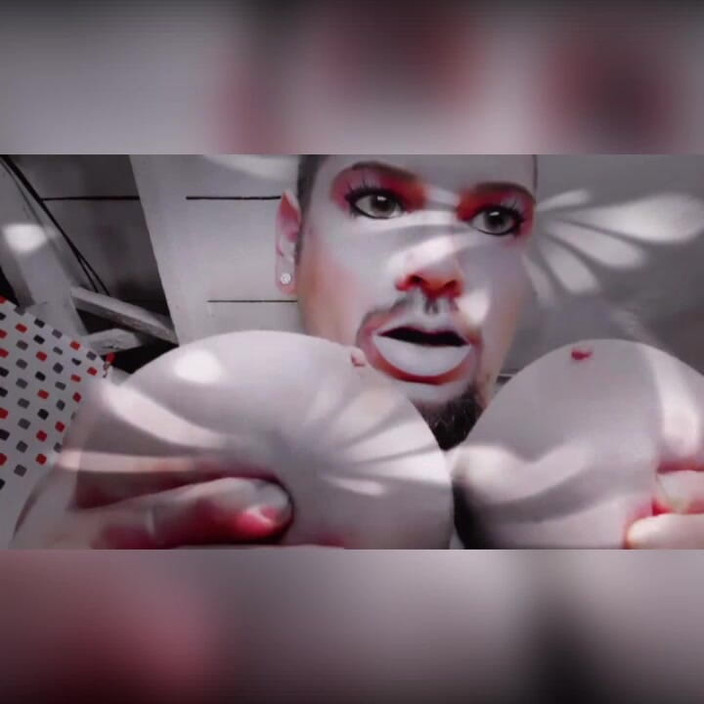 King Of Crossdress: Seins écrasés ensemble