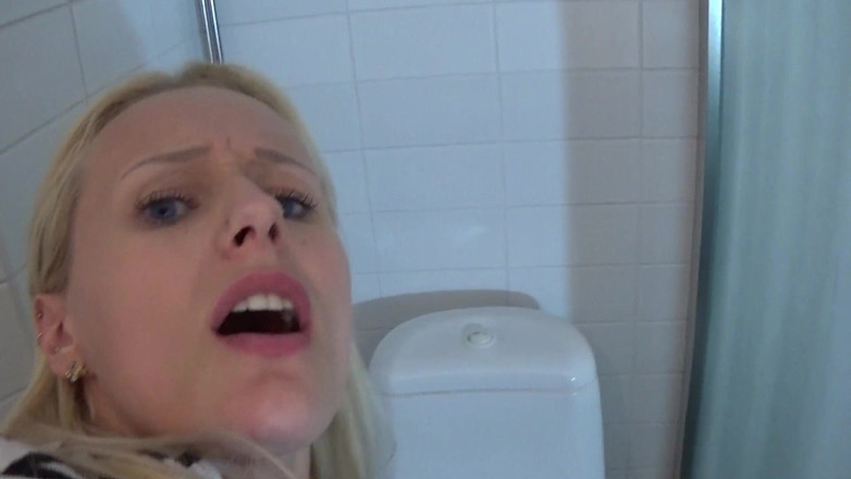 Amateur Homemade Porn: Fodendo minha madrasta rabuda no banheiro público
