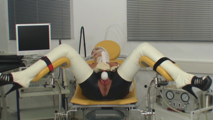 Rubber & Clinic Studio - 1ATOYS: Pompage de vide dans du caoutchouc
