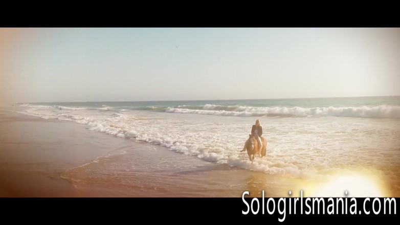 Solo girls mania: Scarlet Red se masturbe la chatte
