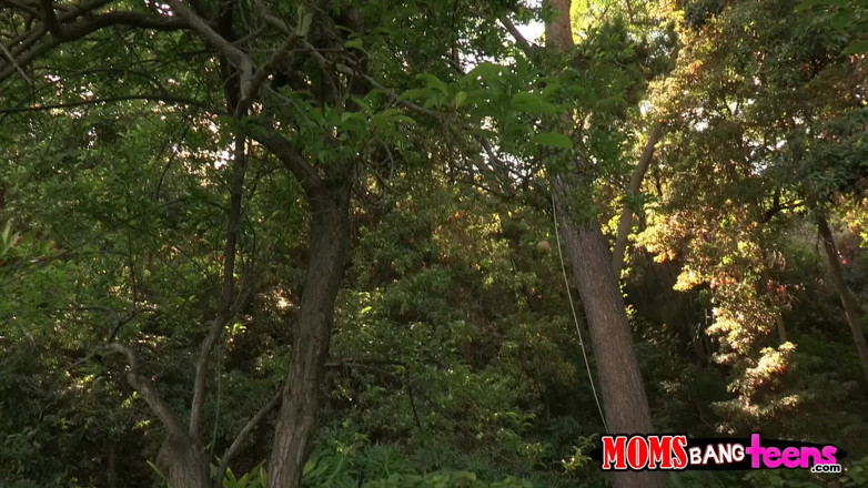 Moms Bang Teens: Safada loira Britney Young e Devon seduzem seu namorado desavisado...