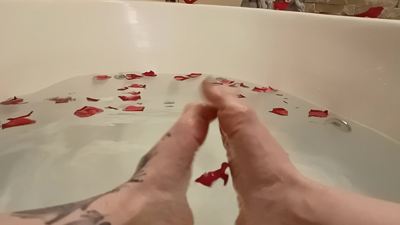 Mel Fire: Spa cu picioare cu zdrobire de petale de trandafir