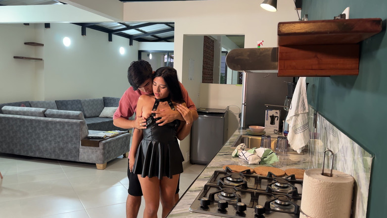 Incognita XXX: 我在晚上走进我继妹的房间，最后悄悄地做爱