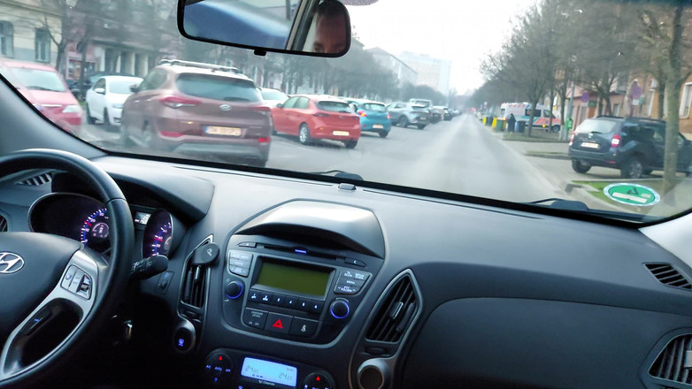 Step Mommy: 穿着尼龙丝袜的熟女在早上去办公室的路上挑逗出租车司机