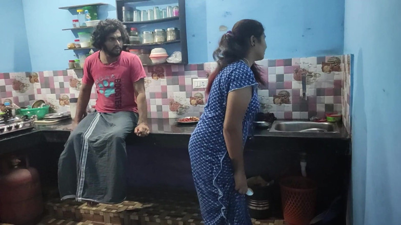 Vaigavarun45: Hijastro seduce y folla duro con la madrastra mientras su...