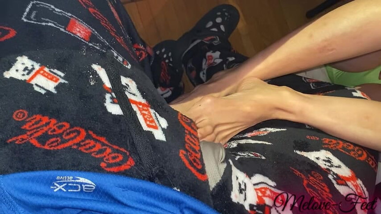 Naelor: Melove will Naelor mit ihren sexy Füßen und langen zehen...