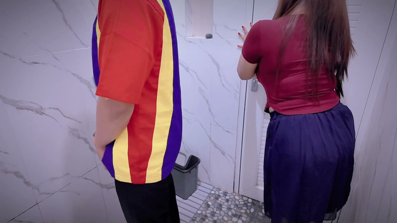 Nadalyne: Cajera de la tienda azul atrapada loca en baño público