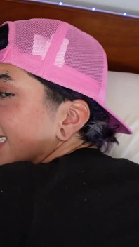 Transboy rocki nimmt riesigen schwanz in engen arsch bis zum creampie