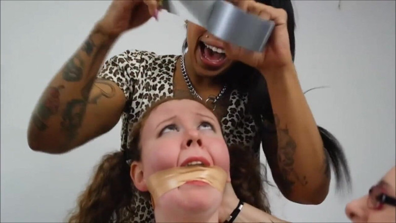 Selfgags classic: Intimidación de mordaza viciosa - ronda 2: ¡Sass en Kailey!