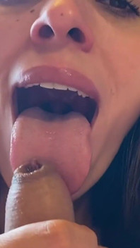 Seus pais estavam em casa, mas ela me queria gozar na boca dela! POV Boquete
