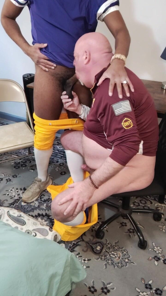beardaddychub: El entrenador enseña al jugador cómo manejar las bolas