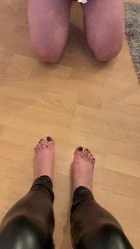 Il Se Régale Avec Mes Pieds...