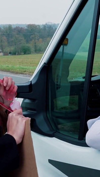 Omg, une étudiante reçoit un creampie par un chauffeur de voiture au hasard