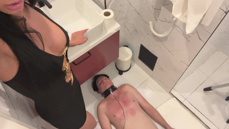 Femdom Austria: 女主调教播客践踏 - 我出去操其他男人，而白痴打扫他的公寓并熨烫衣服。哈哈哈