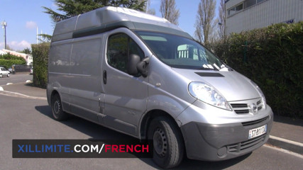 French girls at work: L'cameriera rossa del parchimetro viene scopata nel camion