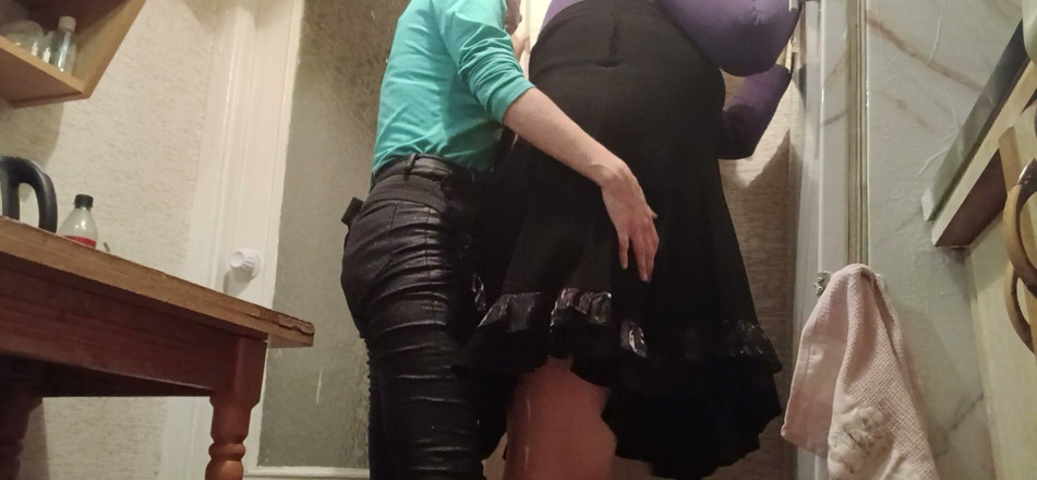 Lesbian-illusion: Sto scopando forte la mia vicina sposata con uno strap-on...