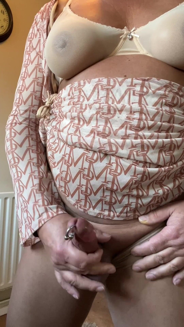 Kellycd2022: Amateur travestiet Kellycd2022 sexy milf masturbeert de pik van mijn...