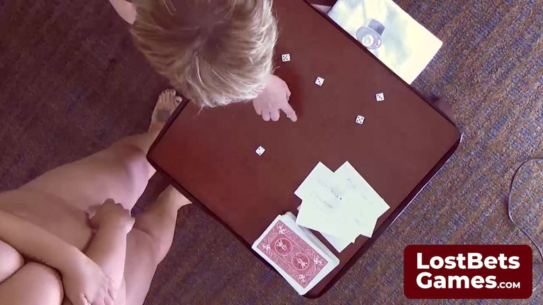 Lost Bets Games: Фінальна стриптиз-гра невдахи, залишена тільки в її бюстгальтері