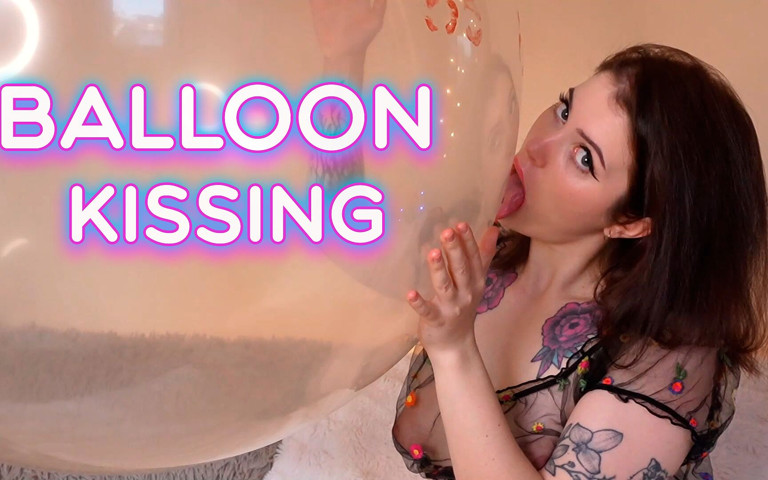 Transparent Balloon Kissing (Stacy Moon) Transparent Balloon Kissing (Stacy Moon)