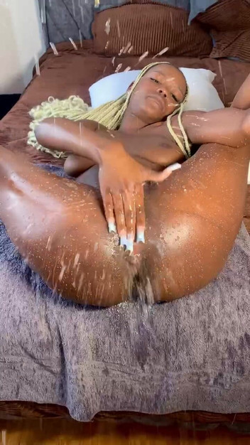 SEXXY-DAISY: Cewek sange ini lagi asik fingering dan muncrat sampai banjir