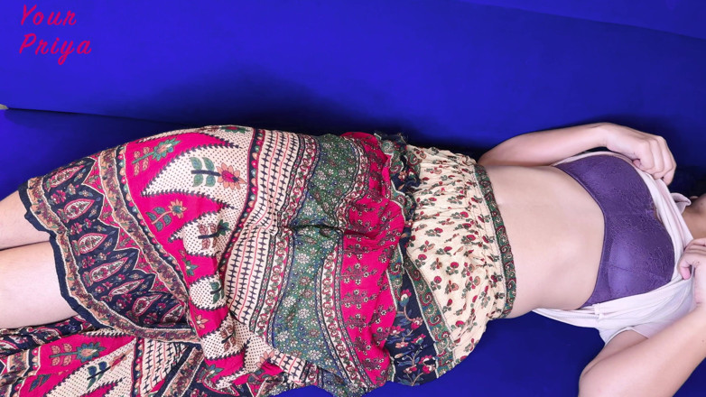Your Priya: Gadis sange ini lagi asik masturbasi sendirian di sofa - audio...