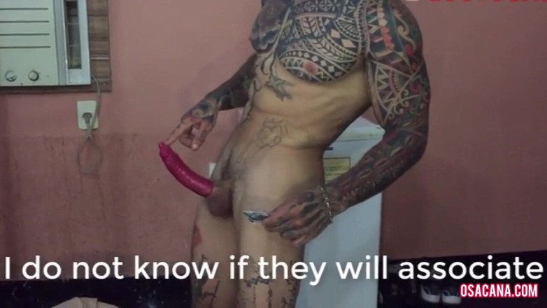 World Tranny: Essen. Der Hintern der schwarzen Frau und Freundin filmt alles