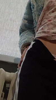 Štíhlá brunetka v županu masturbuje doma po univerzitě