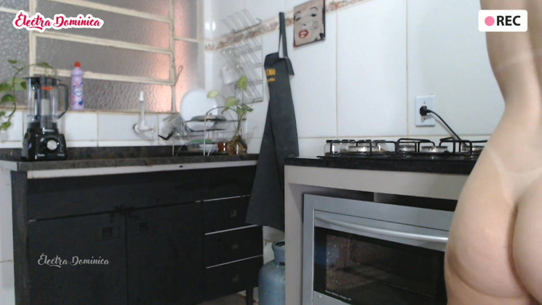 Curious Electra: Naked maid cleaning the kitchen