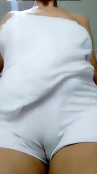 Zoccolo di cammello paffuto in pantaloncini bianchi attillati