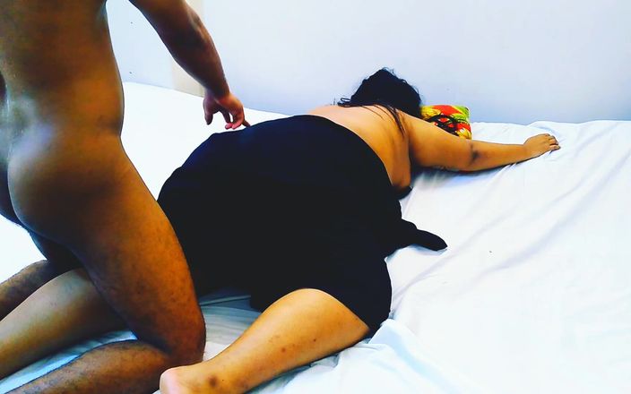 Aria Mia: Saya mengongkek ibu tiri Muslim panas saya yang berpantat besar,...