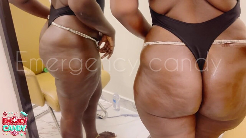 May1111: Seorang pemain berdiri di depan cermin saat fajar melalui gerakan...