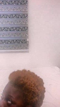 顺从的肛门荡妇穿着红色渔网被锁住并被惩罚肛门指交和好操