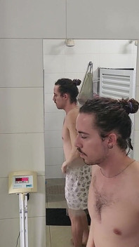 Mo pulă sărind în jur