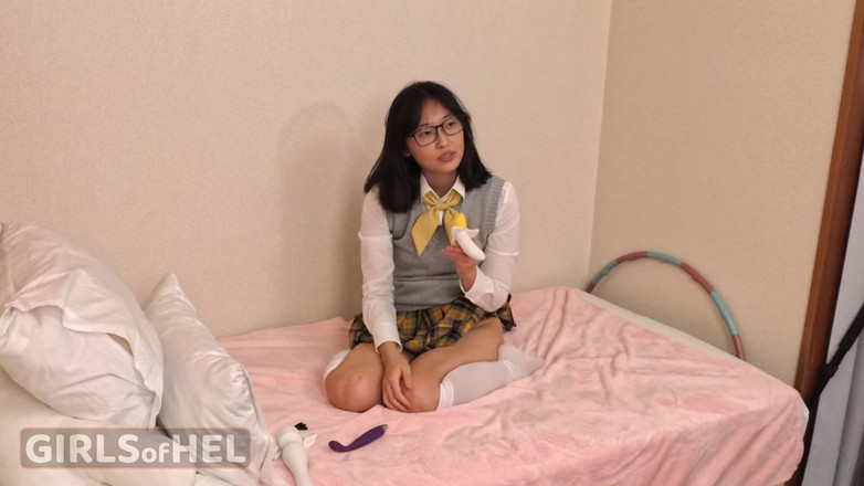 Girls of Hel: Nerdy Japonka bawi się swoją cipką - prawdziwy orgazm