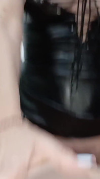 黒いストッキングとラテックスドレスのセクシーな女性が深い中出しをします