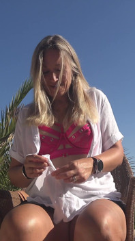 Dikke blonde milf laat geen enkele druppel sperma vallen